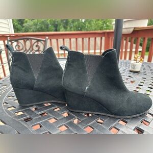 TOMS Women's Suede Kelsey Booties black 9.5
